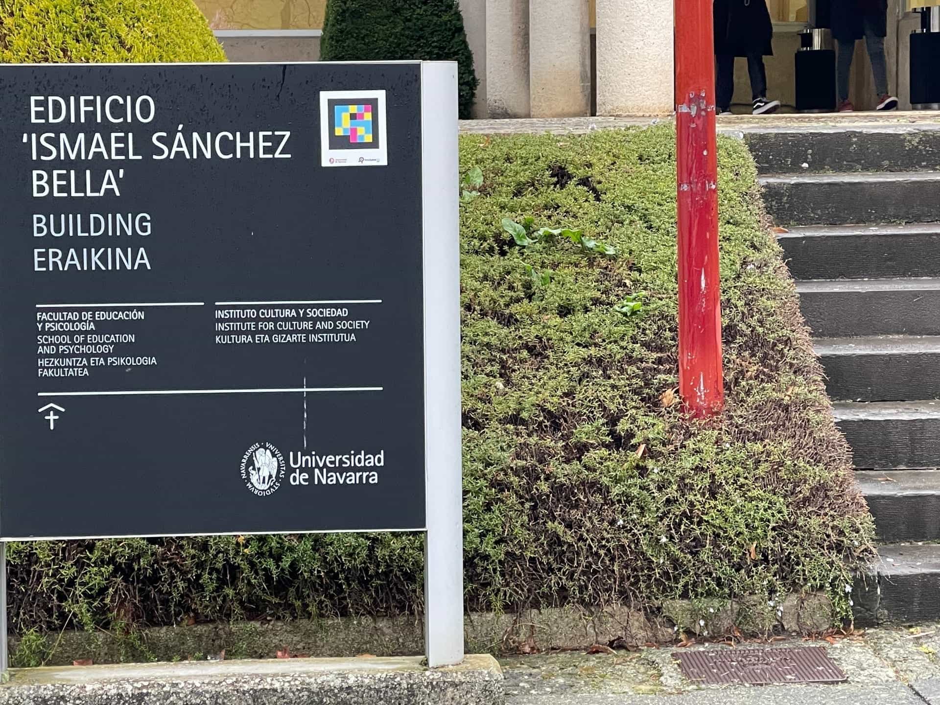 Letrero informativo en el campus de una universidad con un código NaviLens impreso.